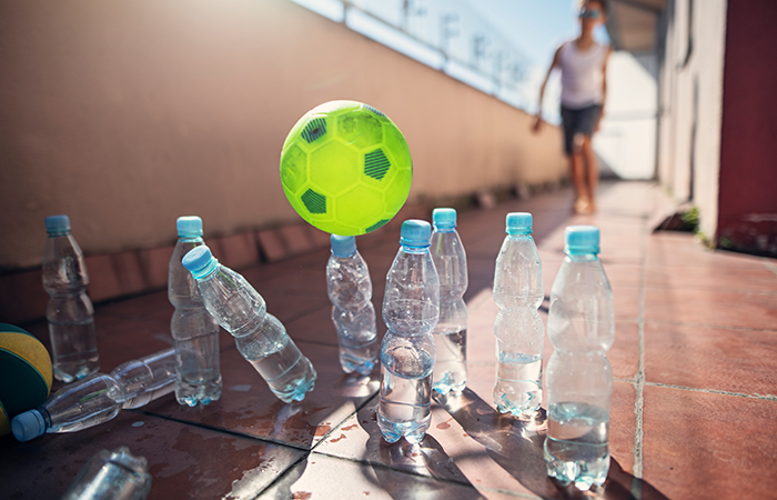 Mit Plastikflaschen und einem Fußball spielst du dieses einfache Spiel! | Bild: Getty